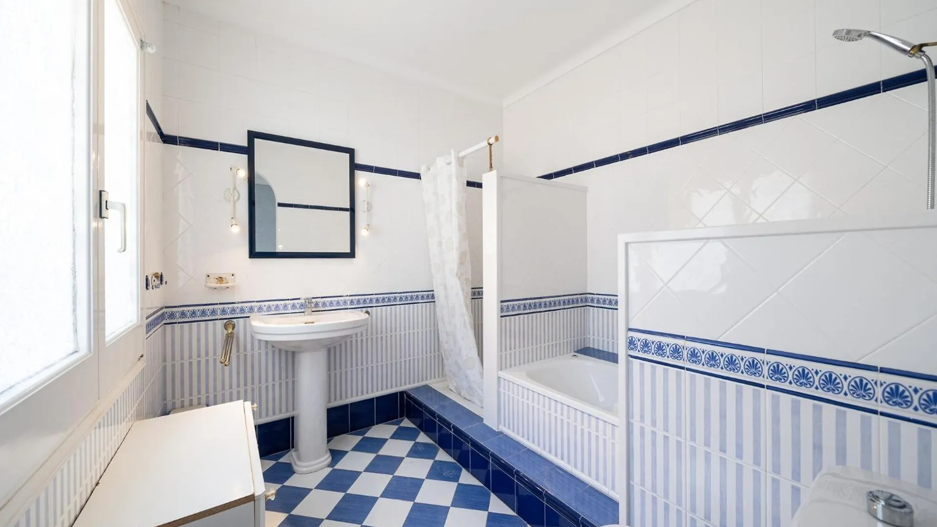Elegant Villa For 8 People L' Escala